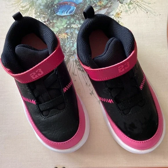 NWOT Jordan’s-23 Toddlers Sz-9C NoTie Laces w/Velcro, Light, Comfortable Shoes - Picture 4 of 16
